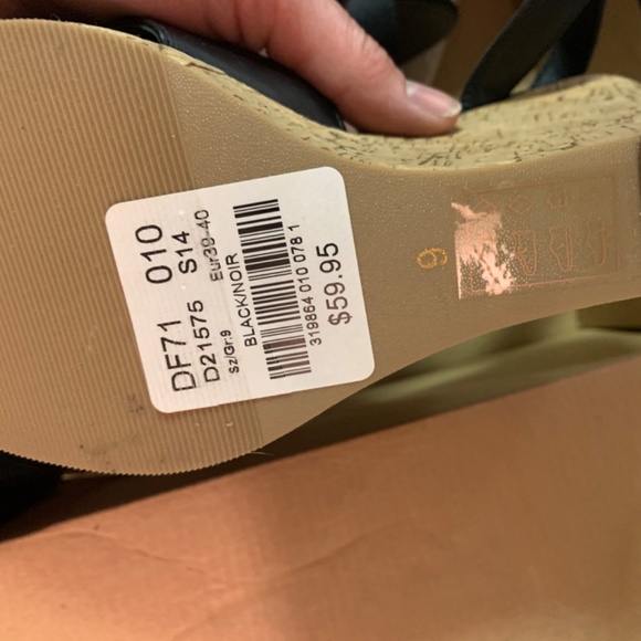 Le chateau black size 9 wedge sandals - Picture 4 of 6
